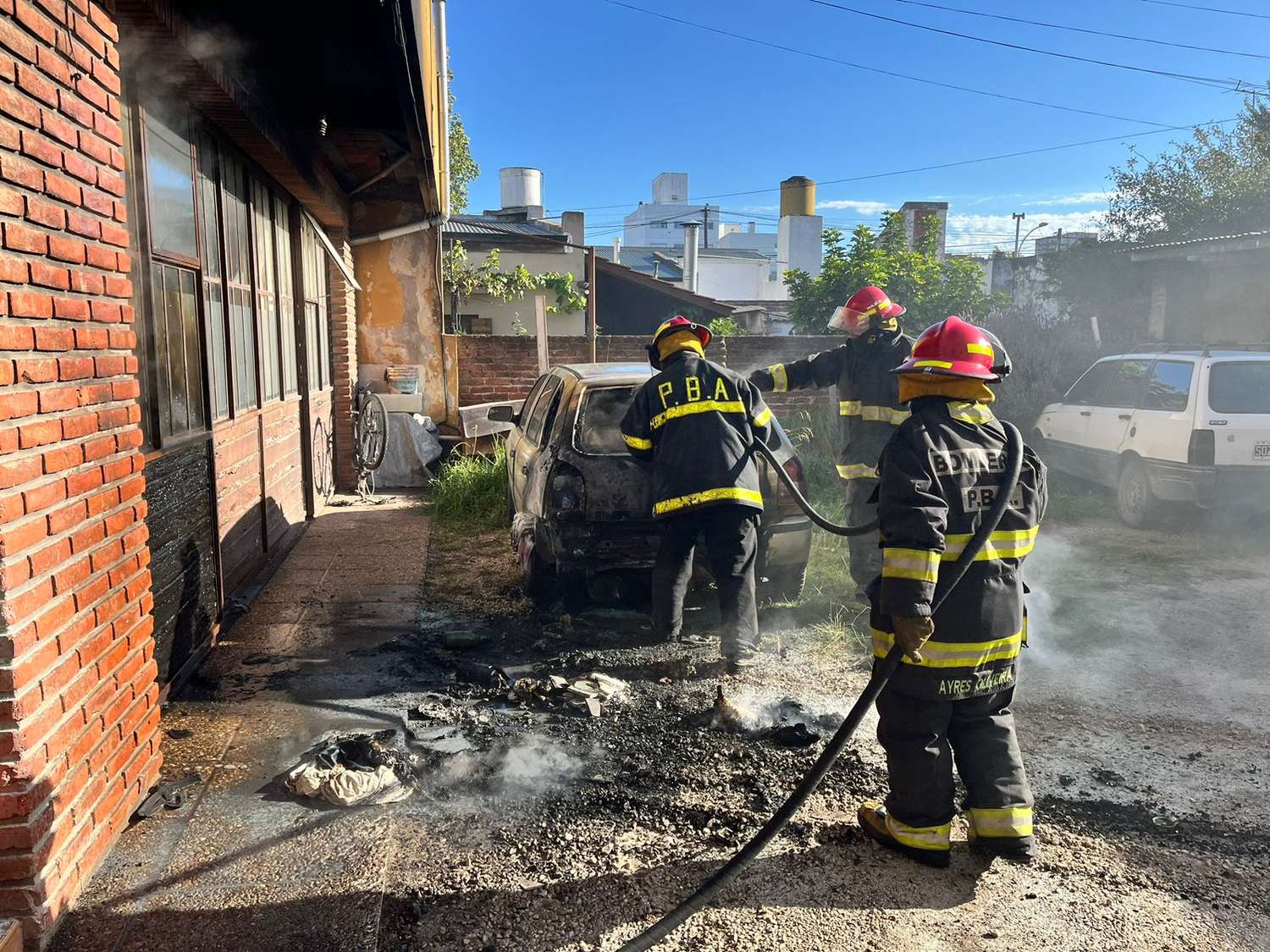 Feroz incendio de un auto y una moto en una vivienda del barrio San José