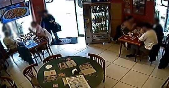 Una balcarceña le robó 30 mil pesos y la documentación a un cliente en un bar