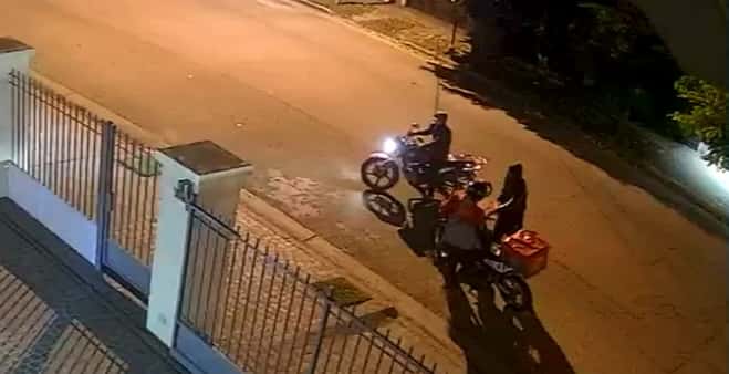 En 3 segundos: un video muestra cómo le robaron la moto a un repartidor