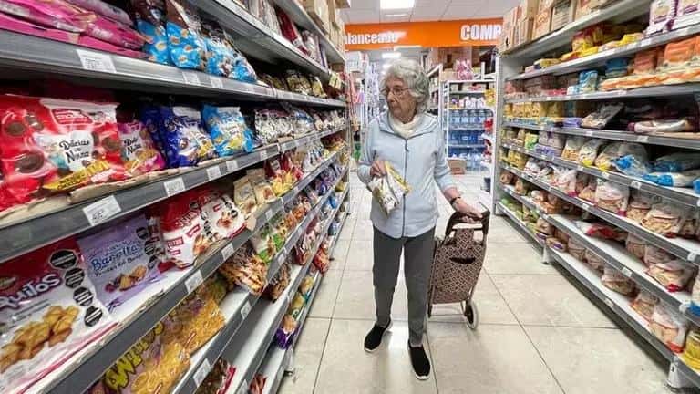 Las ventas en supermercados cayeron 8% en febrero y la tendencia sigue