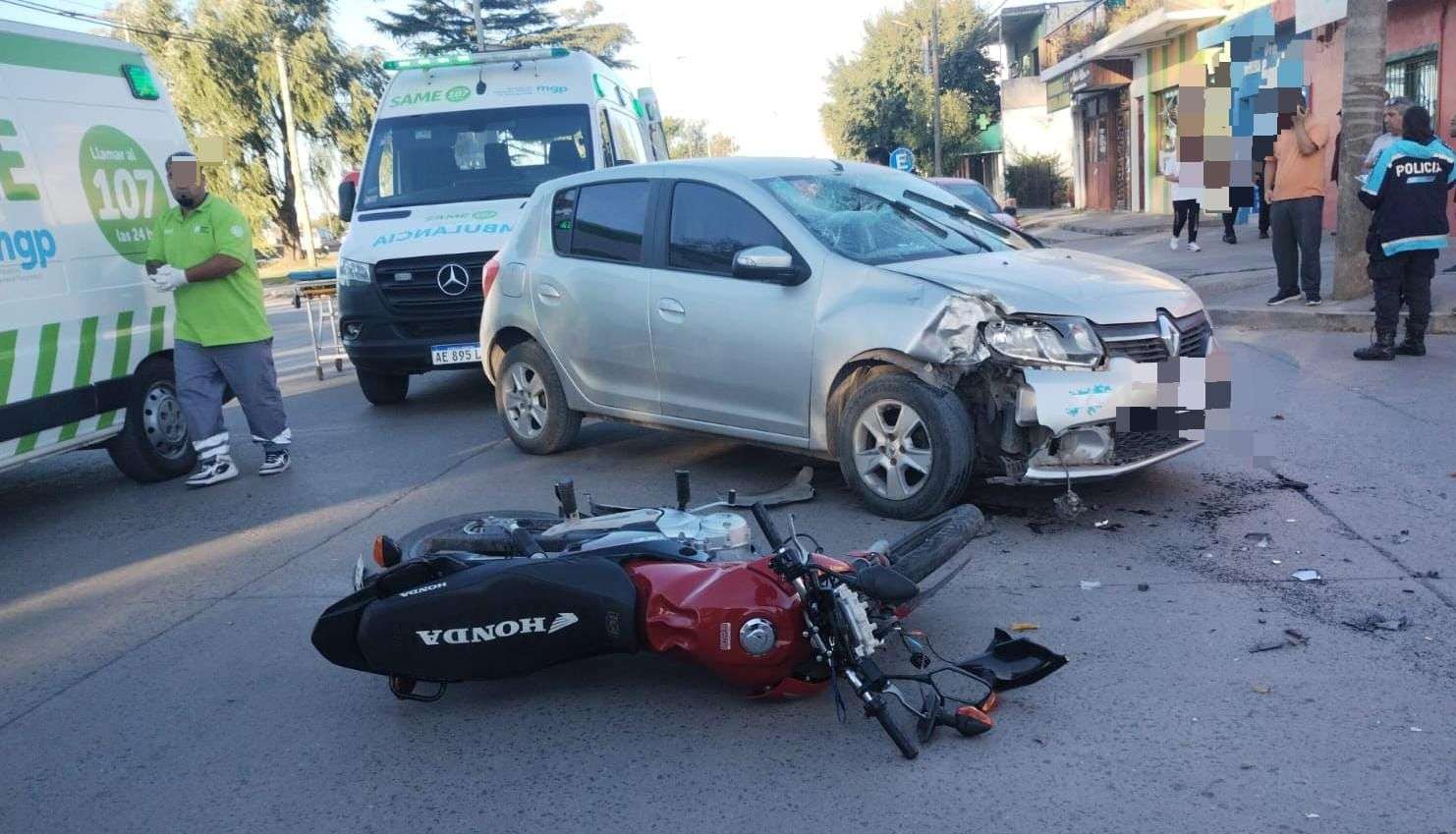 Trasladan a joven motocilista al HIGA por accidente en Batán