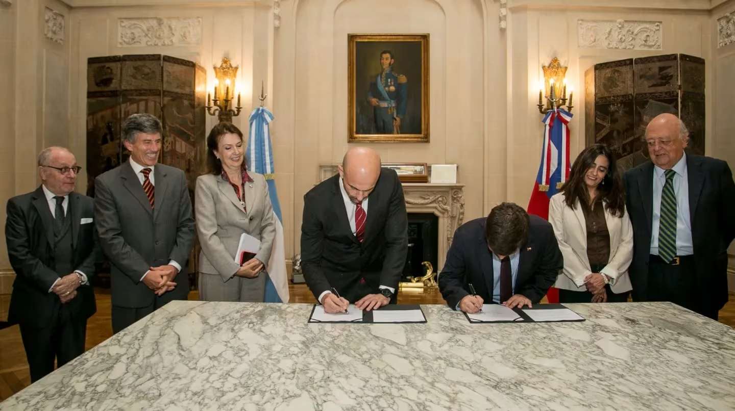 El Gobierno firmó un acuerdo con Chile para impulsar el transporte aéreo entre países