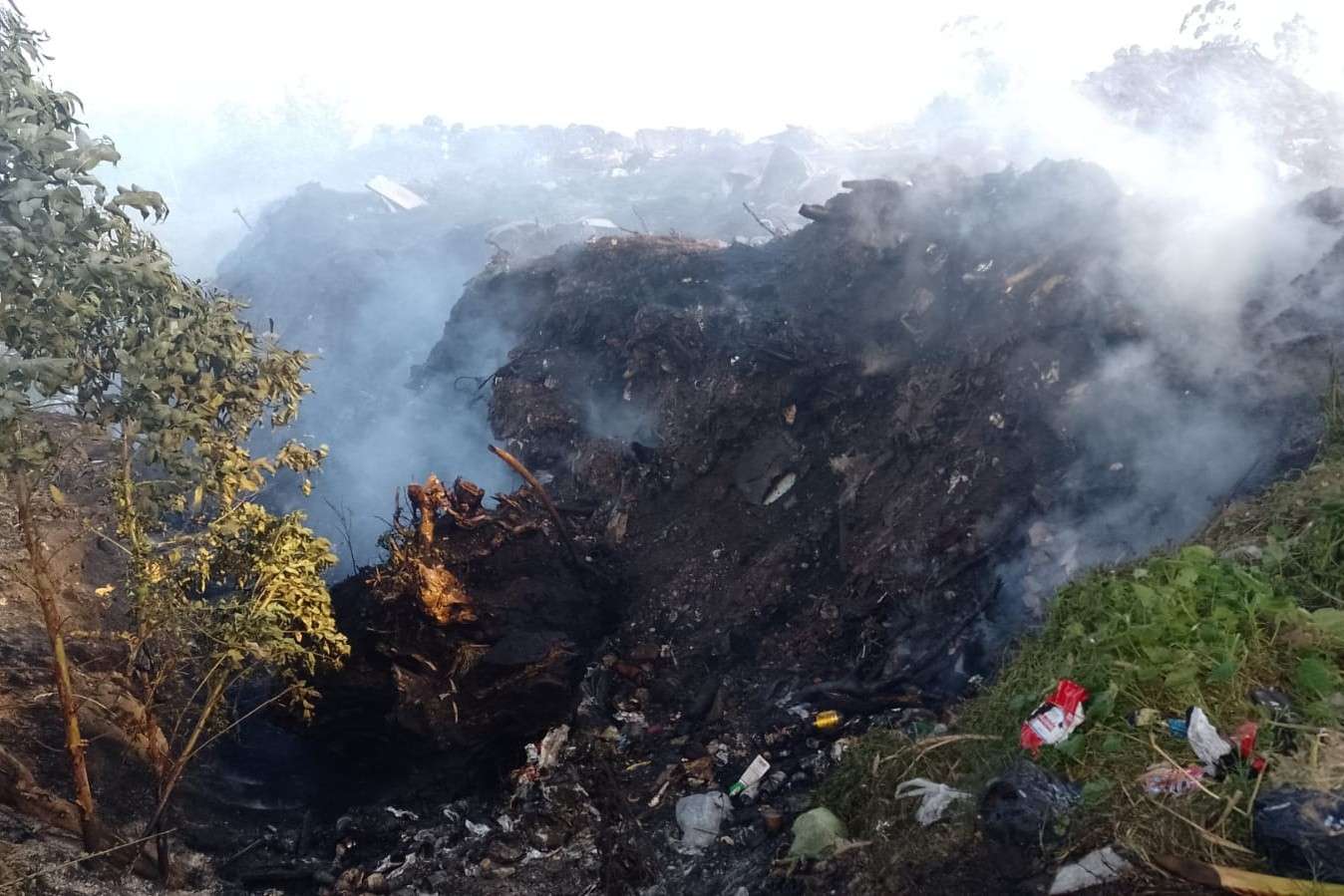 Bomberos extinguieron un incendio de malezas en Batán