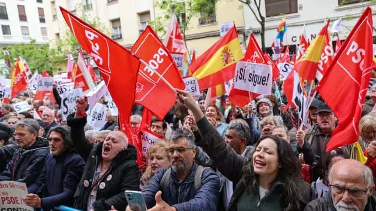 Una multitud se movilizó a la sede del PSOE para pedirle Sánchez que no renuncie como presidente de España