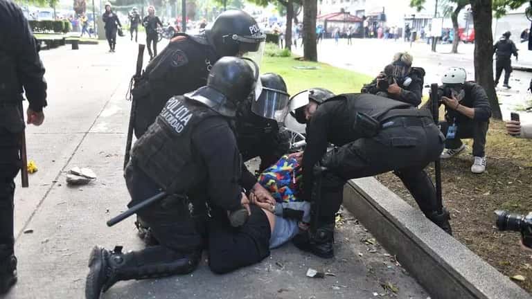 Incidentes en la marcha piquetera: la Policía desalojó la 9 de Julio y detuvo a 8 manifestantes