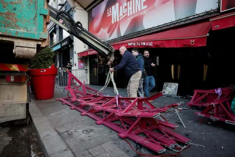 Las aspas del icónico cabaret Moulin Rouge en París colapsaron repentinamente dañando parte de su fachada