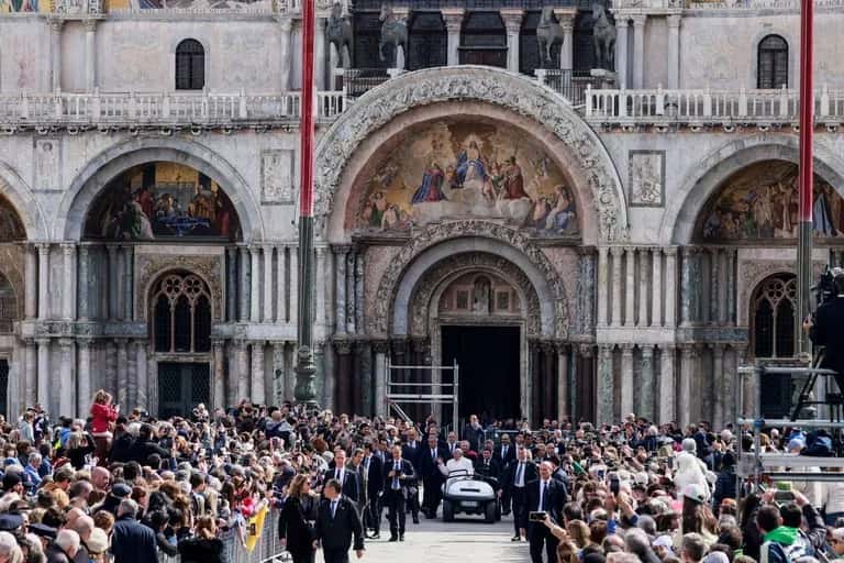 El Papa Francisco presidió una multitudinaria misa en Venecia y visitó una cárcel de mujeres