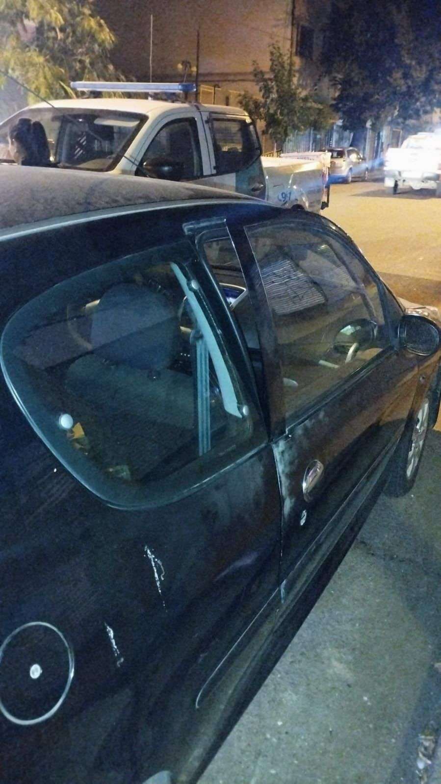 Violentó un auto para robar y lo encontraron en el interior