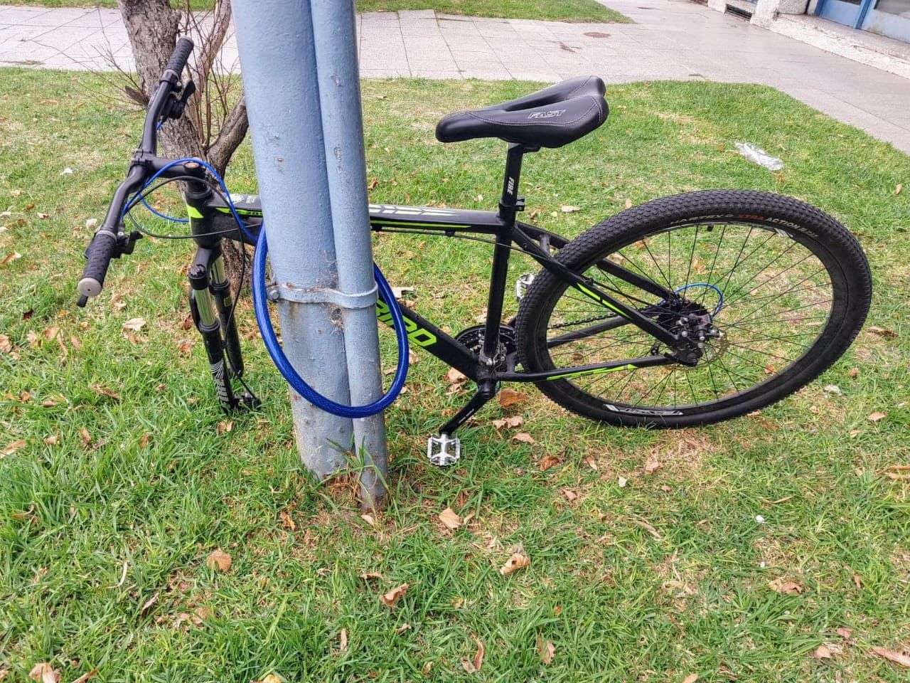 Dos hombres aprehendidos por robar la rueda de una bicicleta
