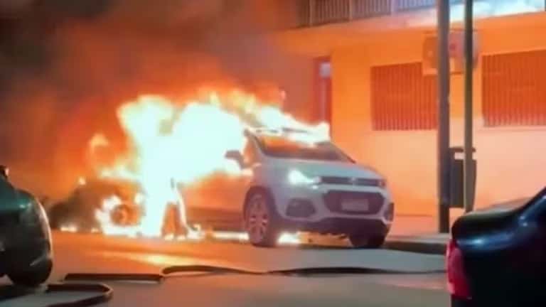 Quemacoches en CABA: ardieron dos autos en Villa del Parque