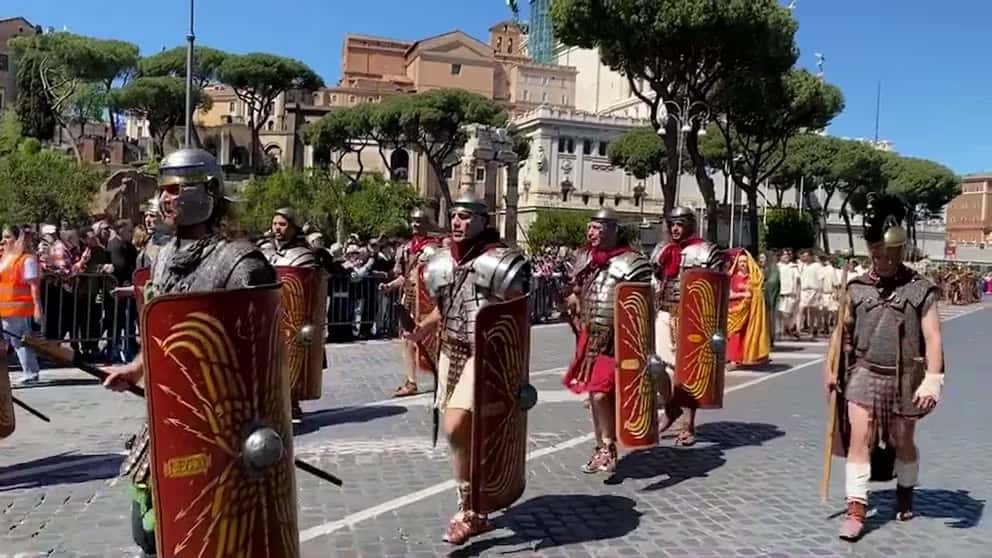 Roma celebró su 2.777 cumpleaños con un gran desfile por la Ciudad Eterna