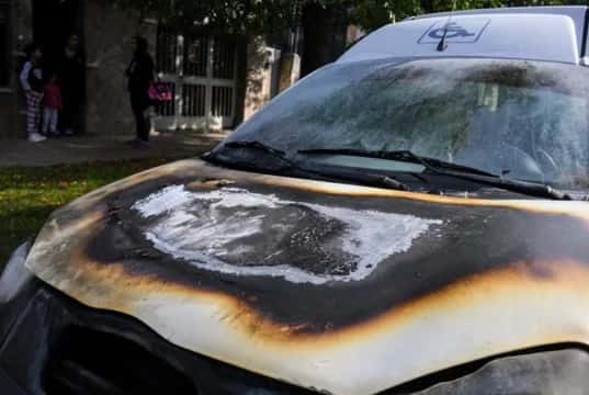 Rosario: prenden fuego 13 autos y dejan amenazas contra Bullrich y Pullaro