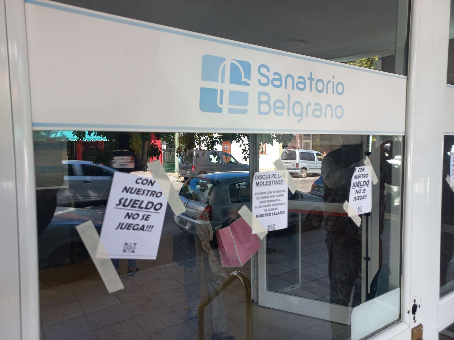 Por falta de pago, trabajadores del Sanatorio Belgrano realizan retención de tareas