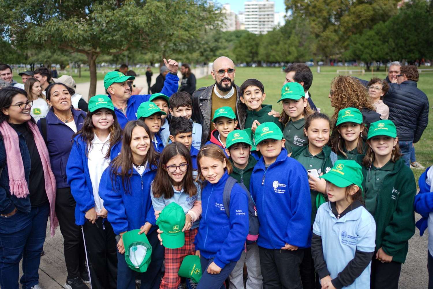 Abel Pintos plantó medio centenar de arboles en Rosario – El Marplatense