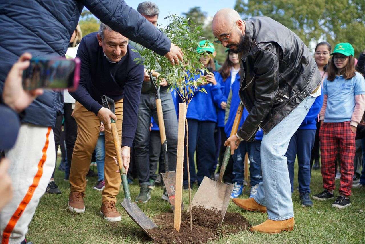 Abel Pintos plantó medio centenar de arboles en Rosario