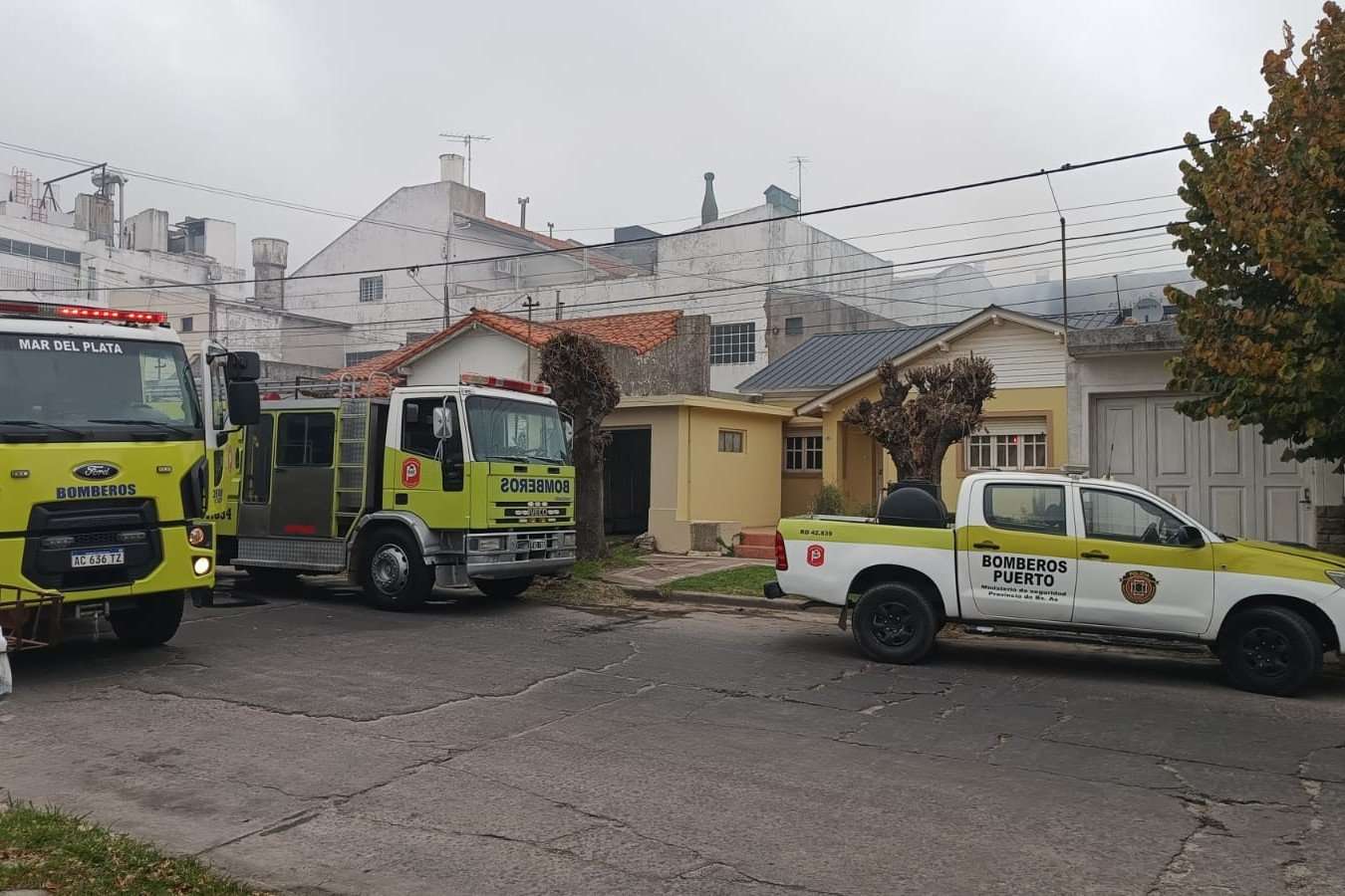 Bomberos trabajan para controlar un incendio en una casa del Puerto