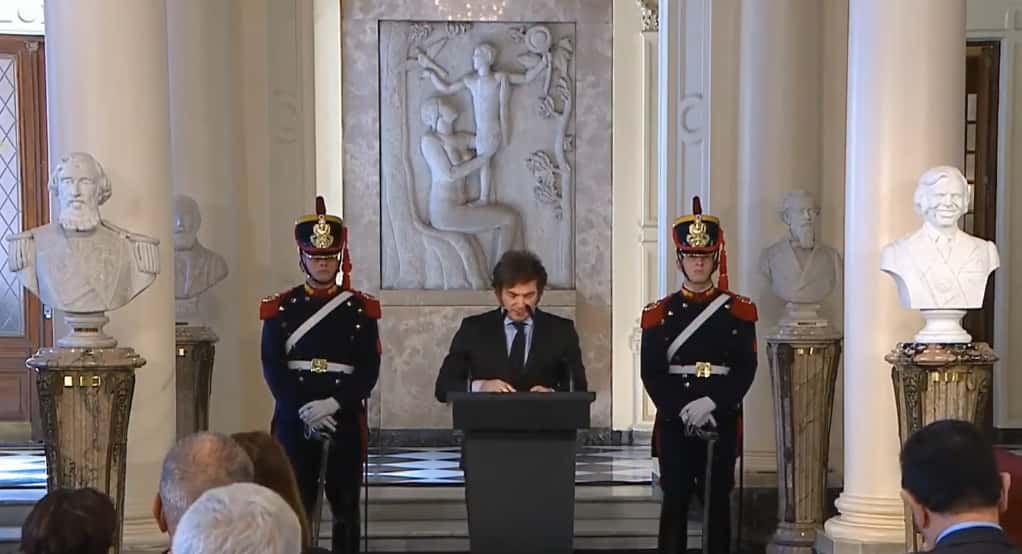 Emocionado, Milei inauguró el busto de Menem en la Casa Rosada