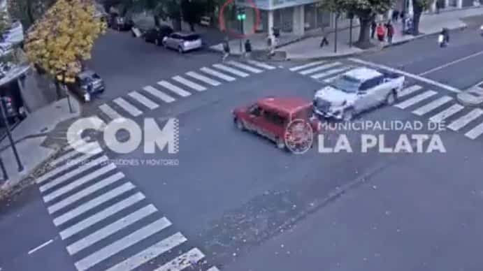 Otra imprudencia al volante en La Plata: cruzó en rojo y embistió a otro auto
