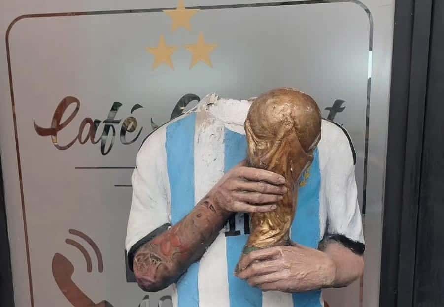 Vandalizaron la estatua de Messi en un café céntrico