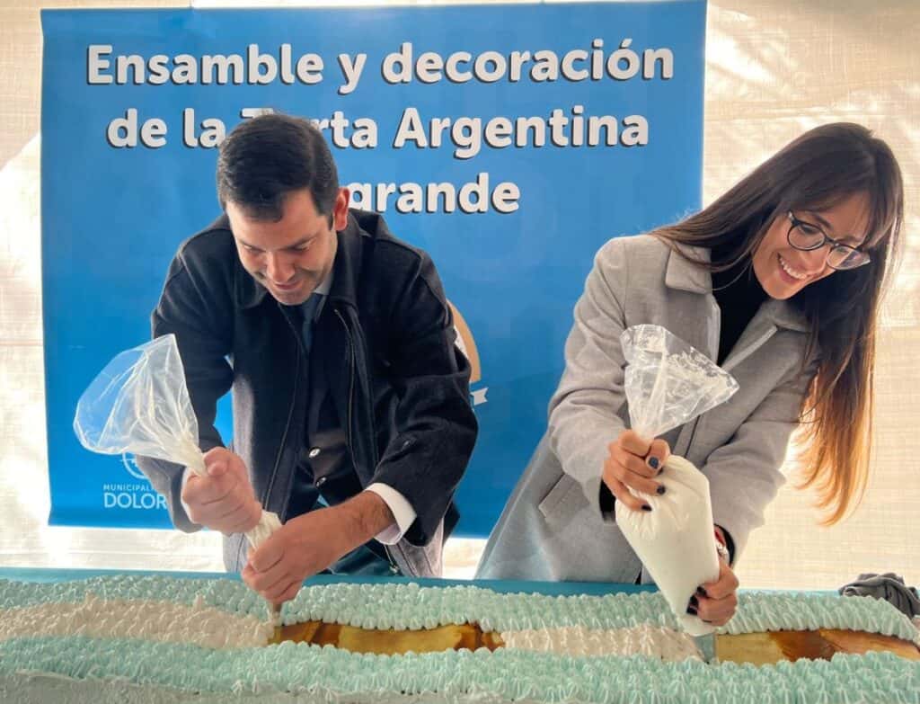 Dolores presentó la Torta Argentina de 10 metros: tiene 25 capas de masa y dulce de leche