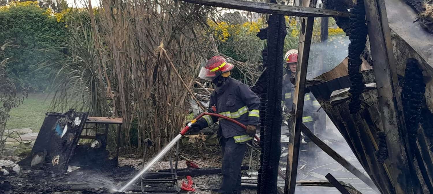 Bomberos controlan el incendio de una vivienda en el barrio San Patricio