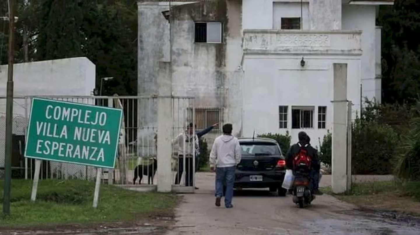Ocho jóvenes rompieron a patadas un portón y se fugaron de un instituto de menores de La Plata