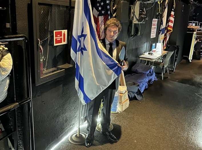Antes de su conferencia en Los Angeles, Milei se fotografío con una bandera de Israel