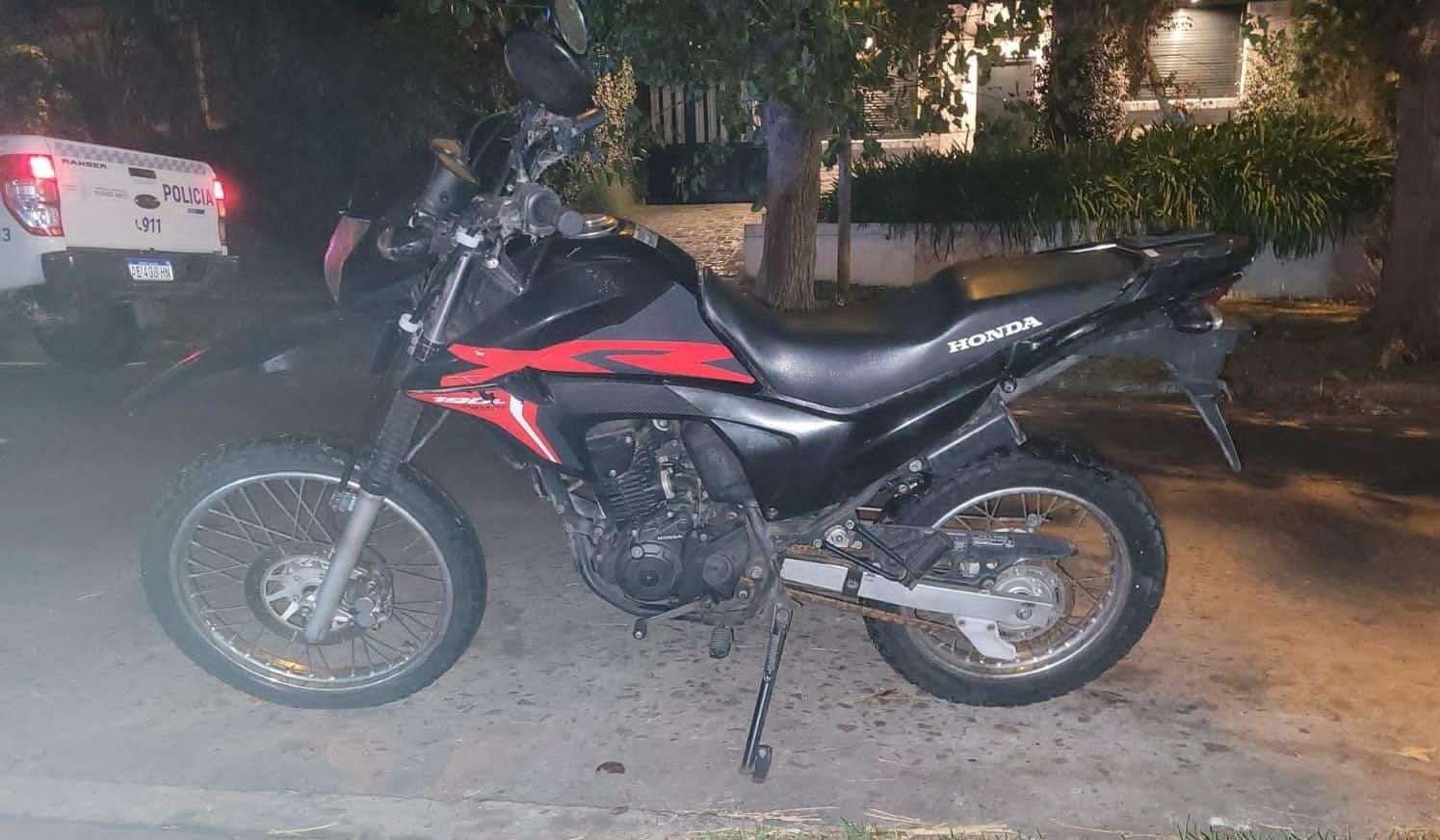 Un chico de 13 años ingresó al patio de una casa y robó una moto