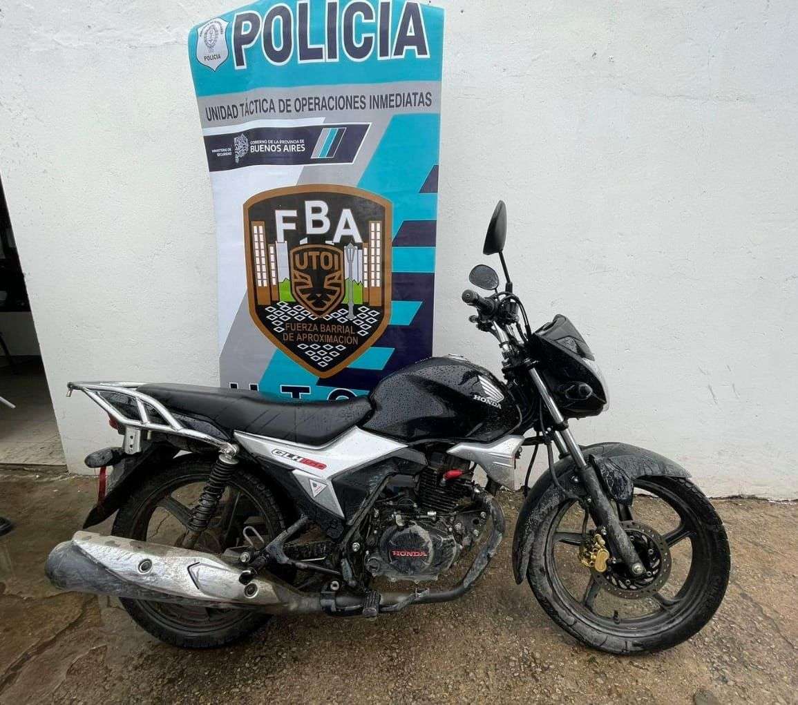 Persecución en Las Américas: dos jóvenes viajaban en una moto robada