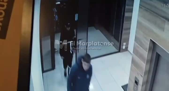 VIDEO: tres hombres ingresaron a robar en un edificio en zona Chauvin