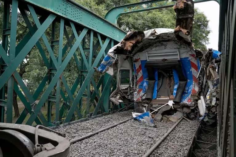 Con un megaoperativo, retiran los trenes que chocaron en el viaducto de Palermo