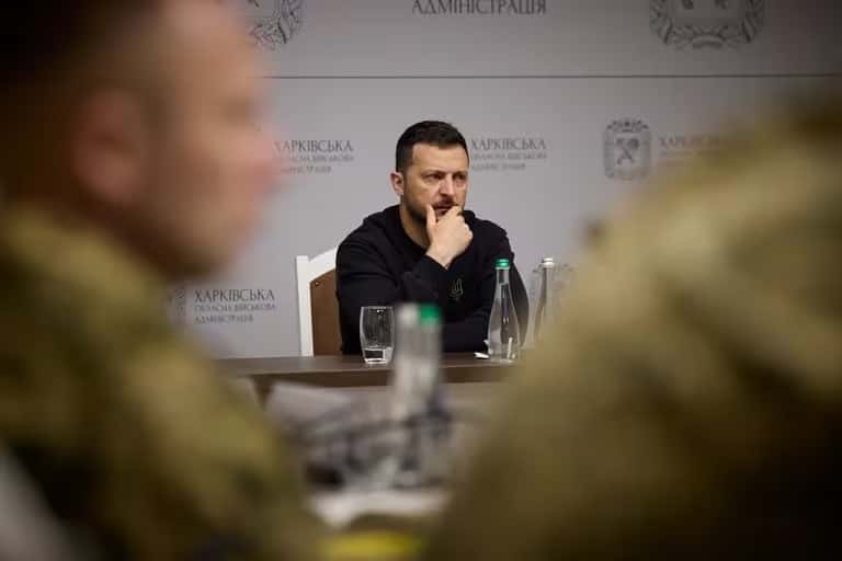 Zelensky viajó al frente de batalla en Kharkiv: “La situación es extremadamente difícil y estamos enviando refuerzos”