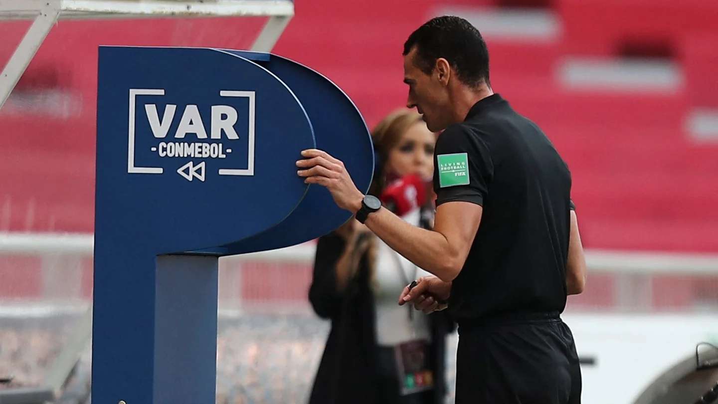 Buscan la eliminación del VAR en la Premier League