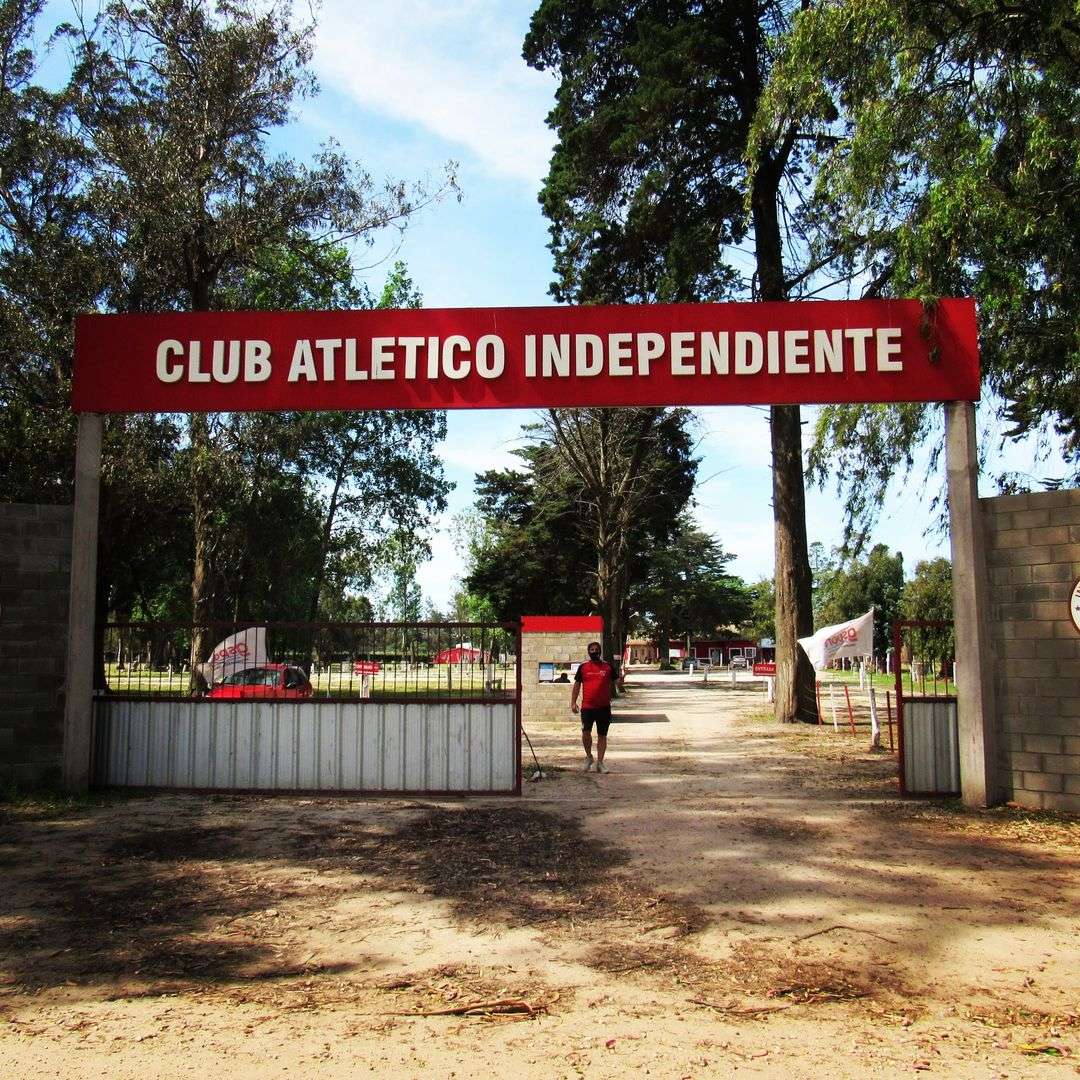 Roban alambrados en el predio del club Independiente