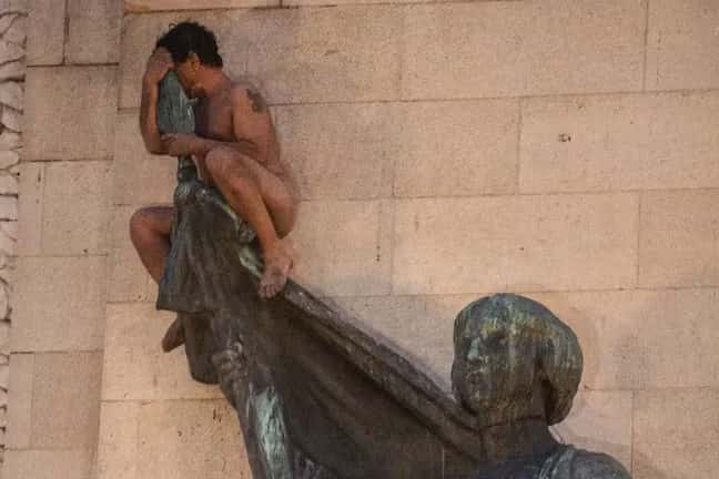 Ley Bases: en medio de la tensión, un hombre desnudo tuvo que ser bajado de un monumento