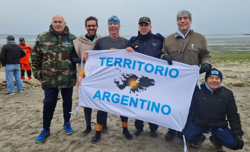 Nadadores de Mar del Plata homenajearon a los soldados de Malvinas