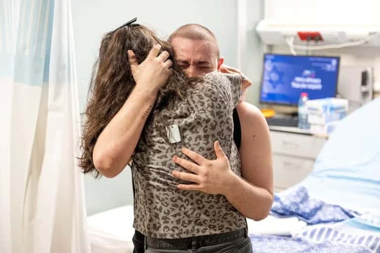 El padre de uno de los rehenes israelíes que fueron rescatados murió horas antes de conocer la noticia