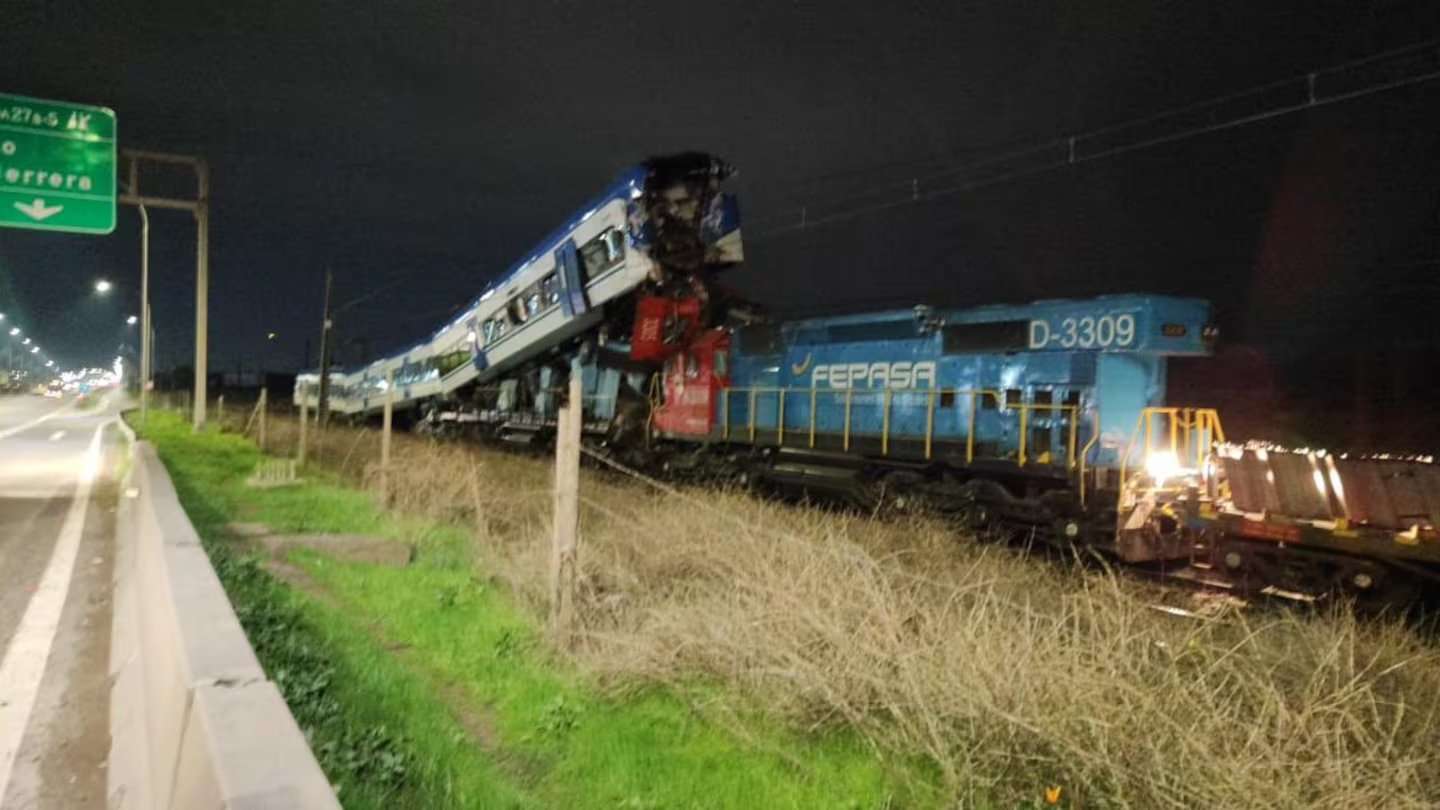 Un impactante choque frontal de trenes dejó al menos dos muertos y nueve heridos en Chile