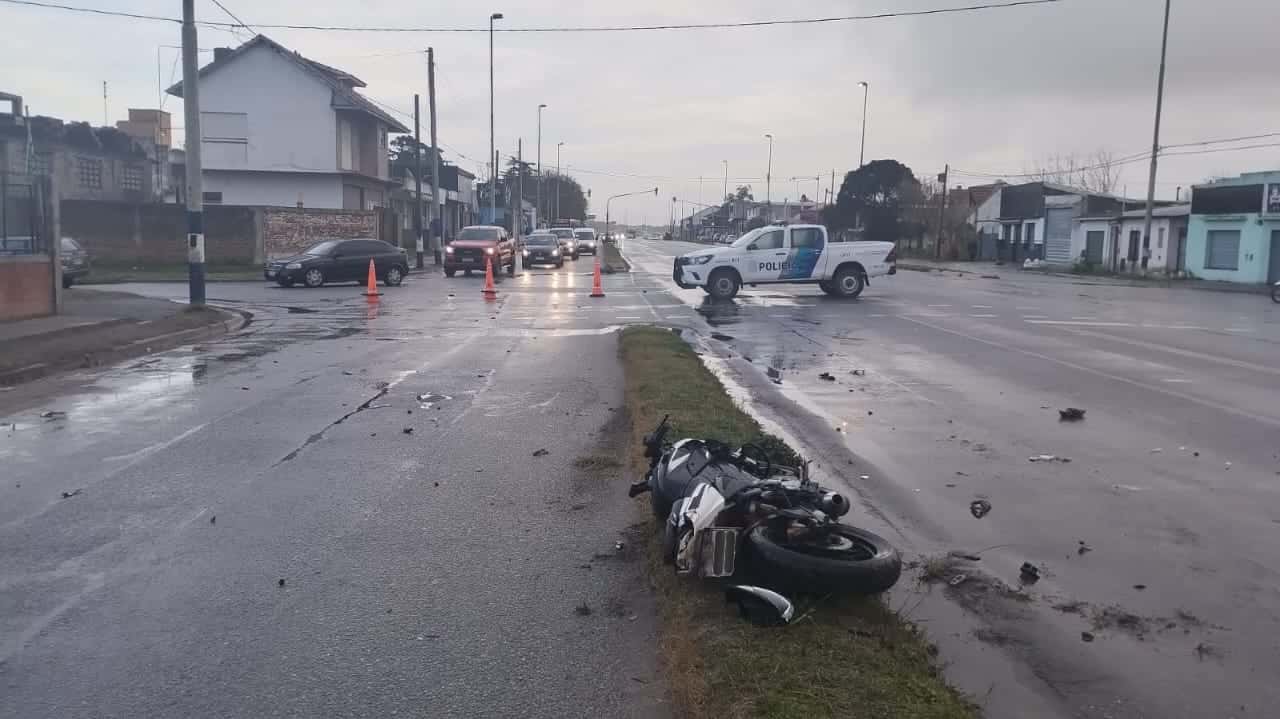 Motociclista se fracturó la muñeca en un accidente en la avenida Luro