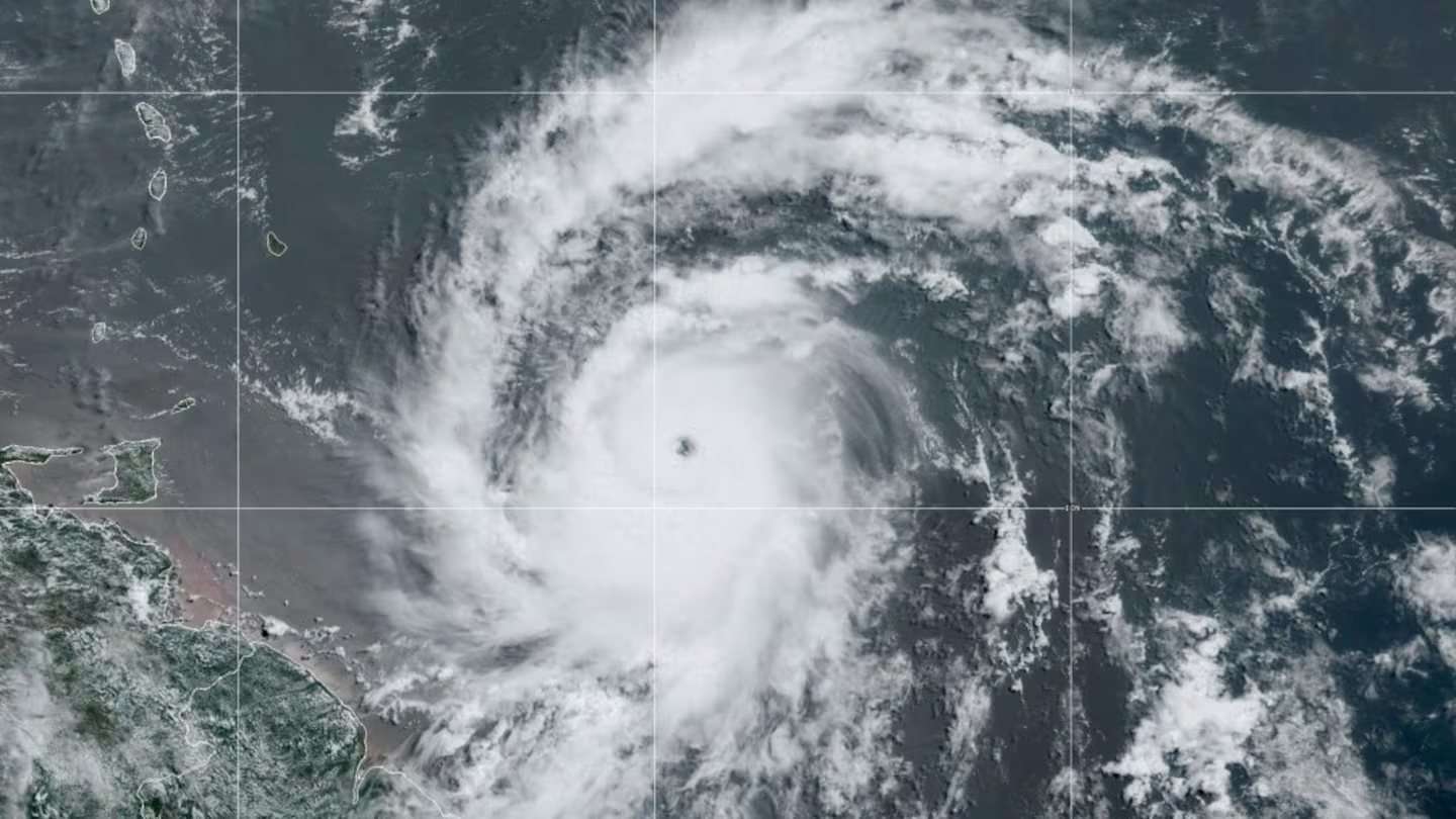 Alerta por el poderoso huracán Beryl que amenaza a varias islas del Caribe: “Es extremadamente peligroso”
