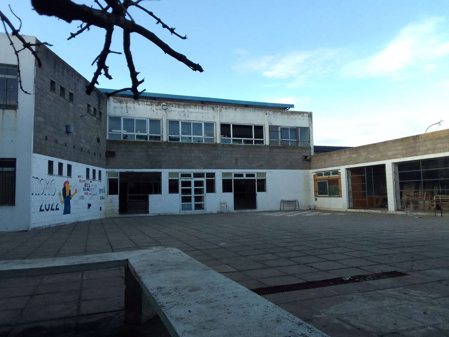 Falencias en la Escuela 12 del barrio Autódromo: "Nos abrigamos más para estar adentro que afuera"