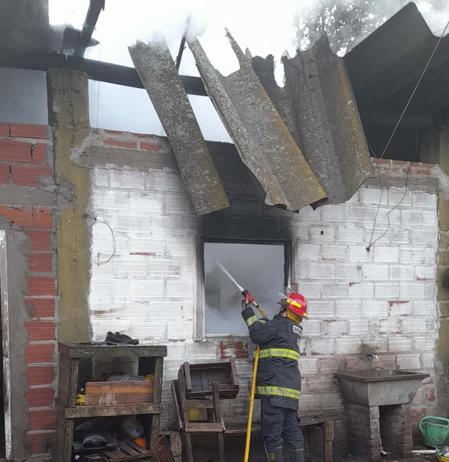 Una casa resultó afectada tras un gran incendio