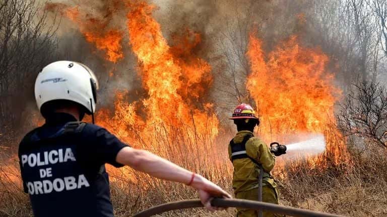 Incendio en Córdoba: el fuego continúa “muy activo” y las llamas afectan al valle de Traslasierra
