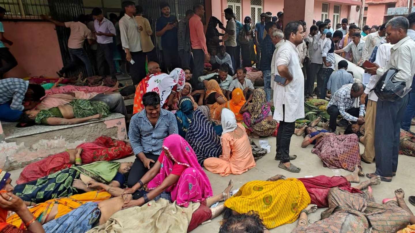 Tragedia en la India: más de 100 personas murieron aplastadas en una estampida durante una celebración hindú