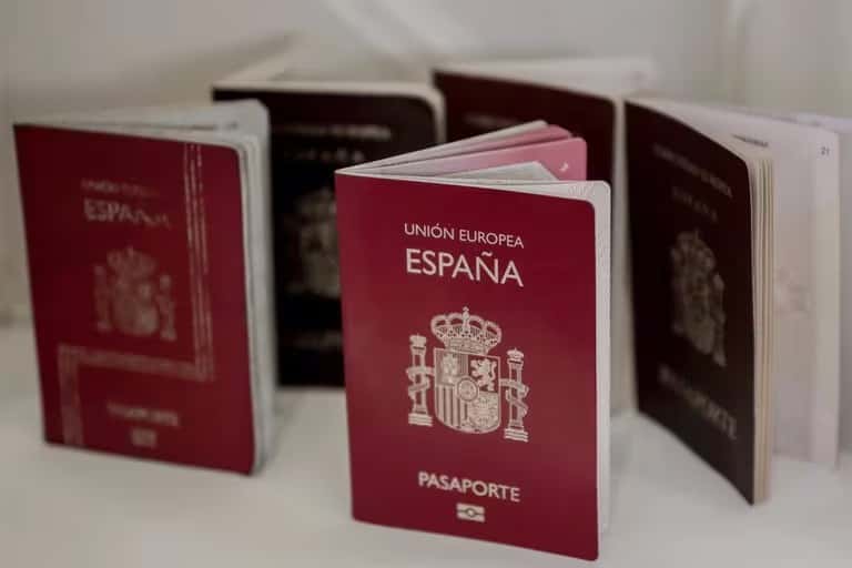 El éxito de la ‘ley de nietos’ del Gobierno español: casi 90.000 descendientes de exiliados lograron la nacionalidad