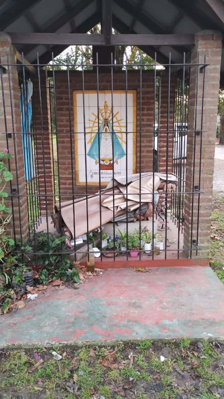 Destrozaron la Virgen de Luján emplazada a metros de la Casa sobre el Arroyo