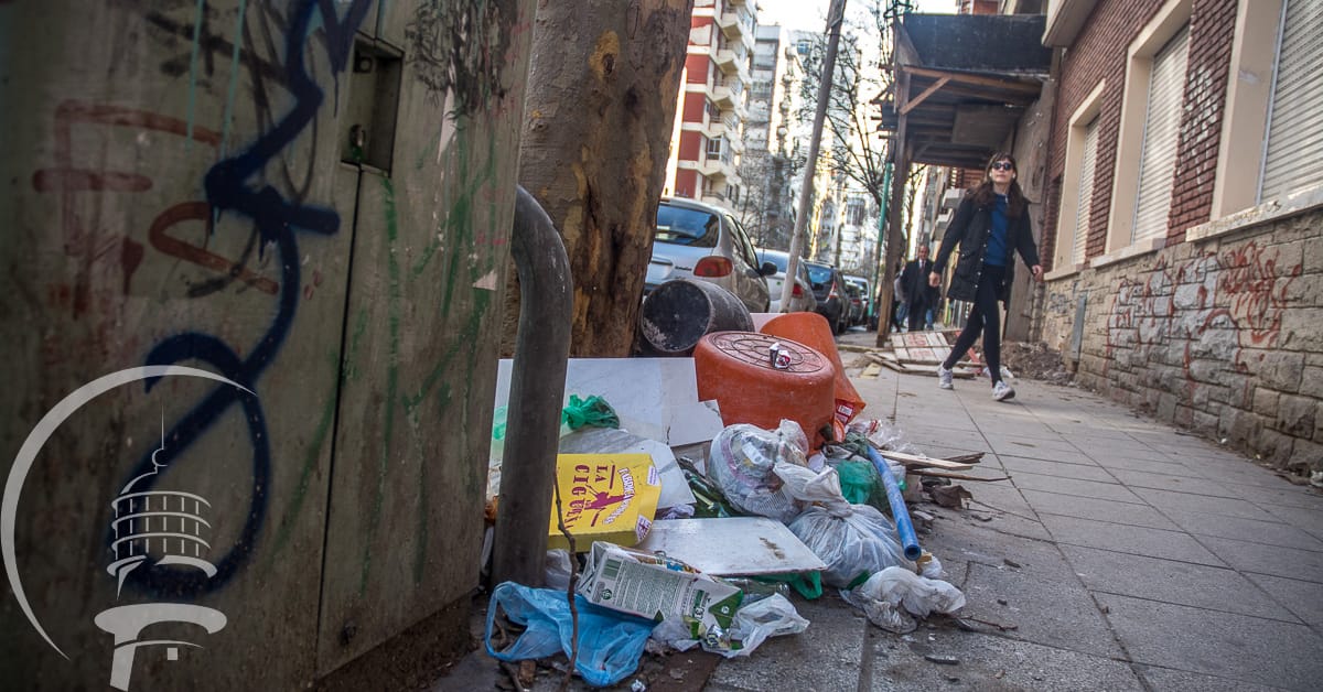 La ciudad amaneció otra vez con basura en las calles por otro paro