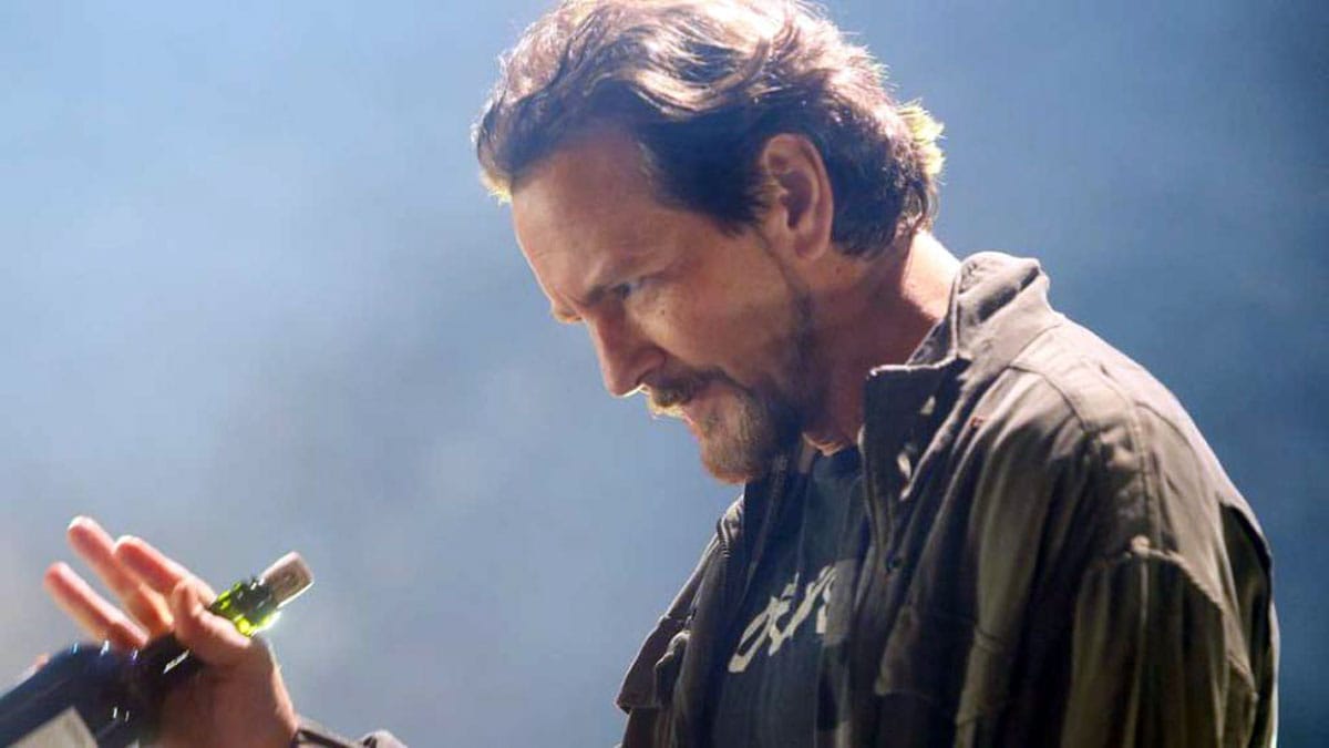 Vocalista de Pearl Jam detiene acoso en su concierto