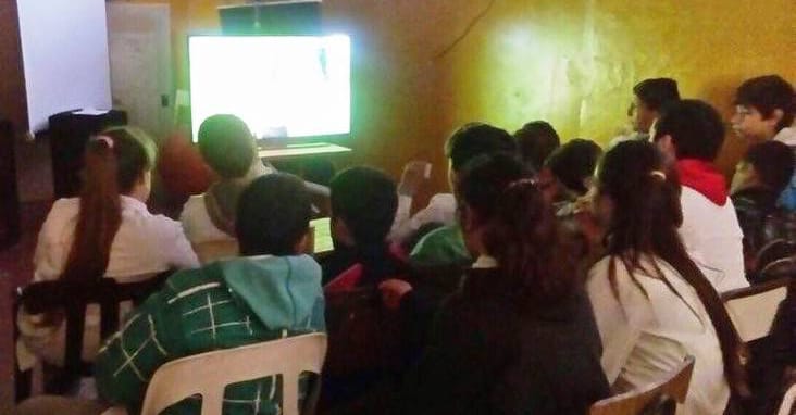Magistrados donan un TV a la Escuela 502