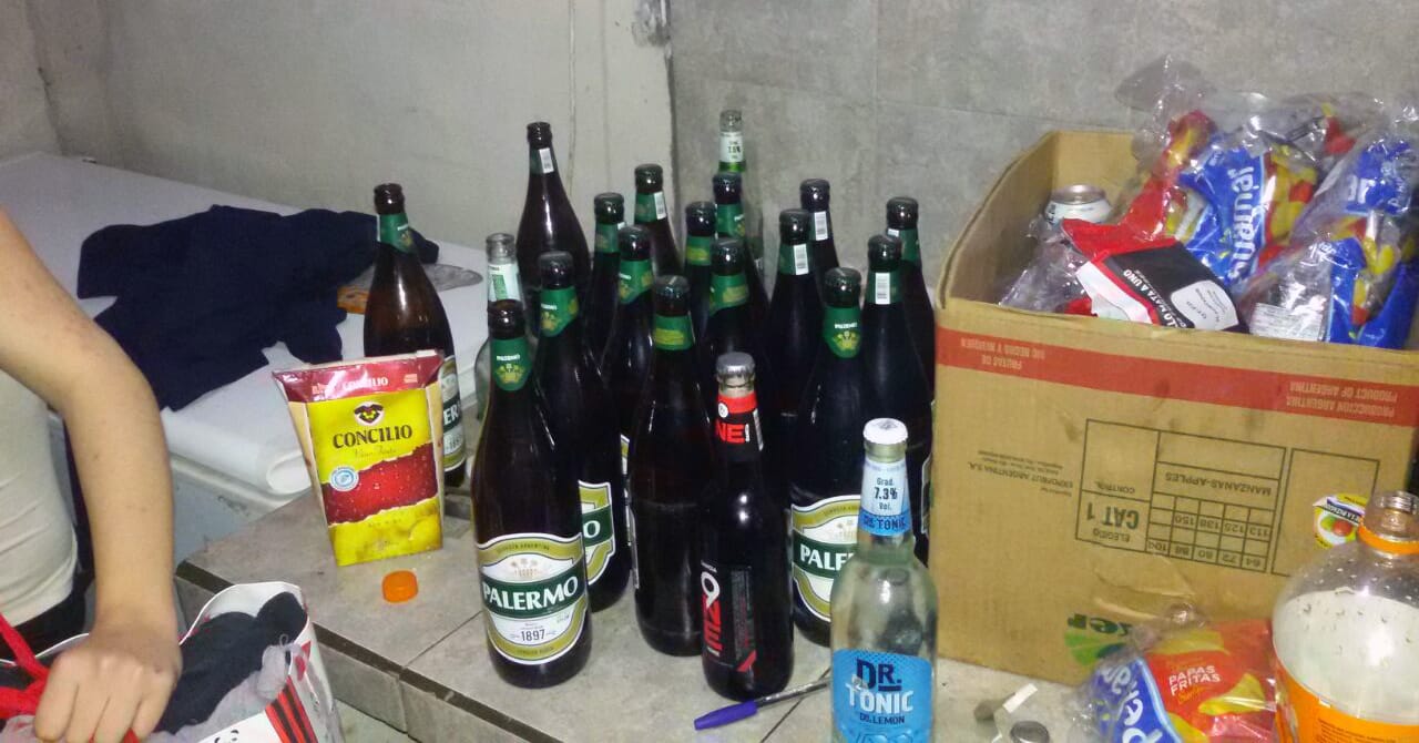 Secuestran 1000 litros de alcohol en una fiesta clandestina